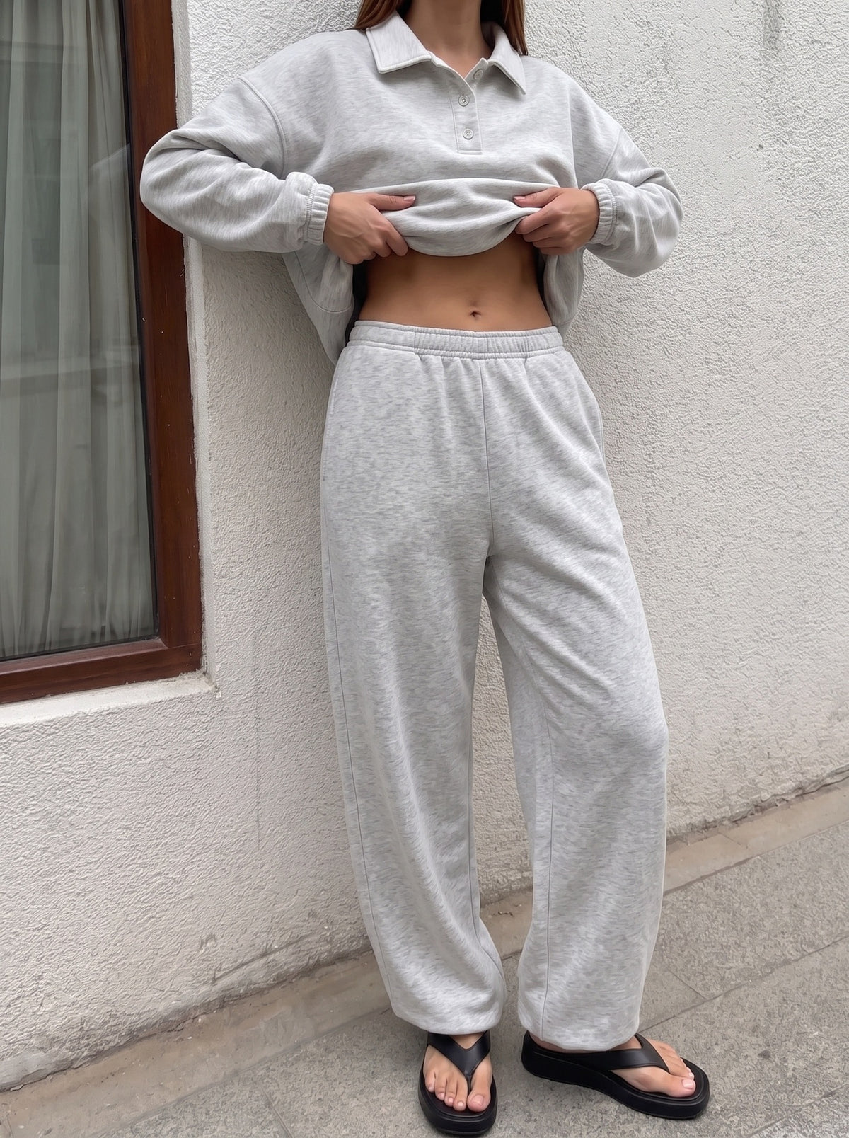 Conjunto deportivo con polo de manga larga y pantalón ancho