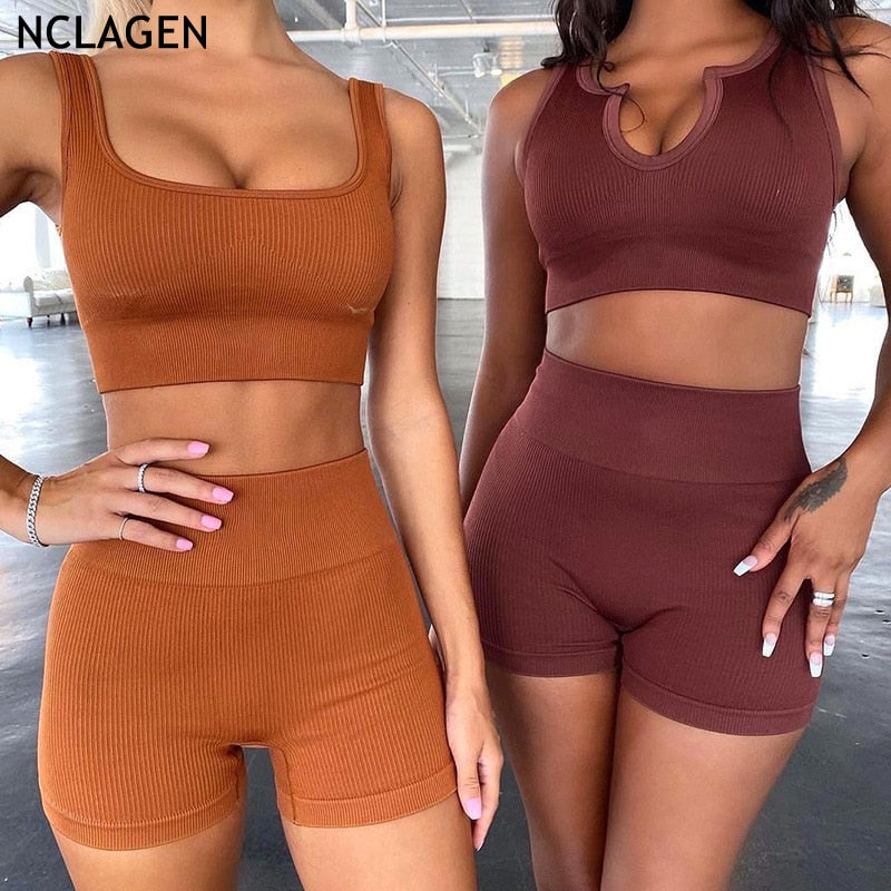 Conjunto deportivo sin costuras con top y short
