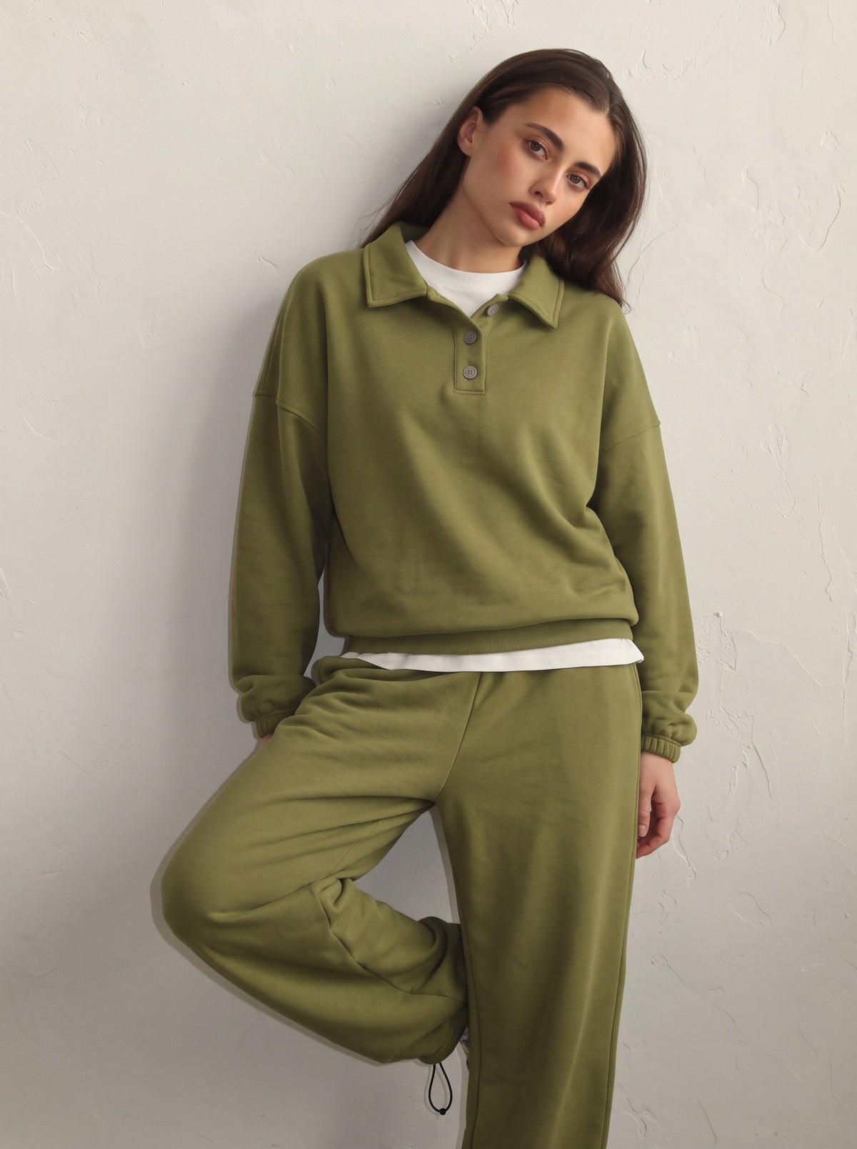 Conjunto deportivo con polo de manga larga y pantalón ancho