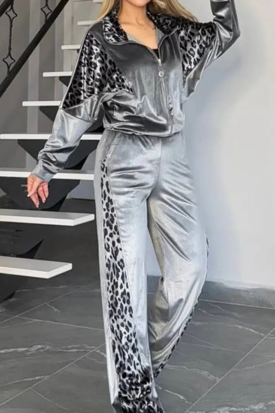 Conjunto deportivo de terciopelo con estampado de leopardo
