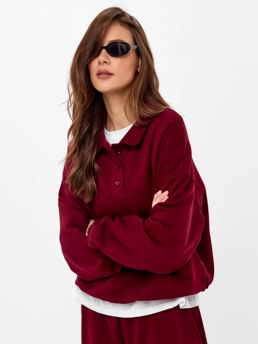 Conjunto deportivo con polo de manga larga y pantalón ancho