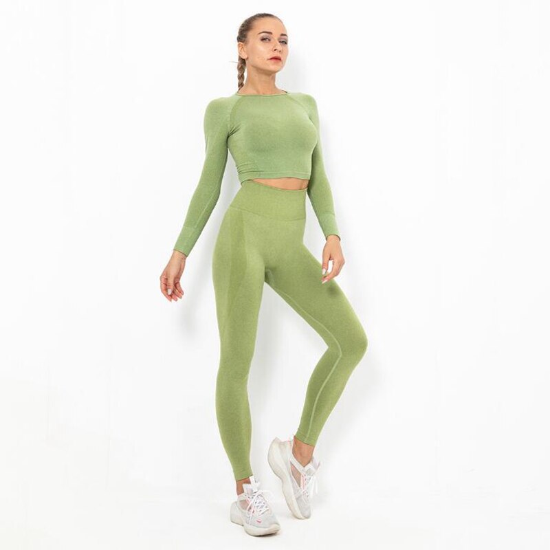 Conjunto de yoga sin costuras con top de manga larga