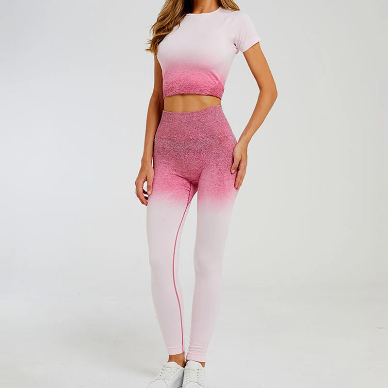 Conjunto deportivo de mujer con top corto y leggings