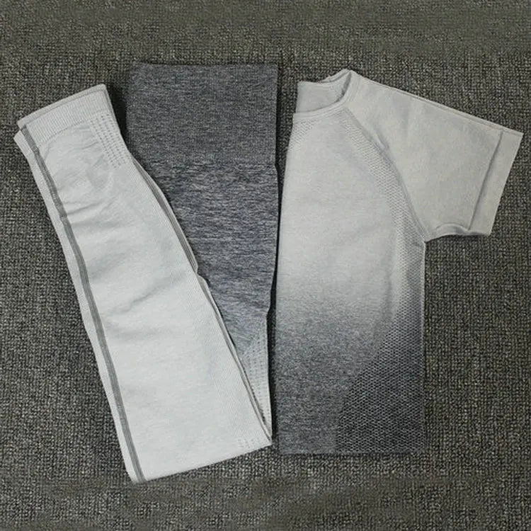 Conjunto deportivo de mujer con top corto y leggings