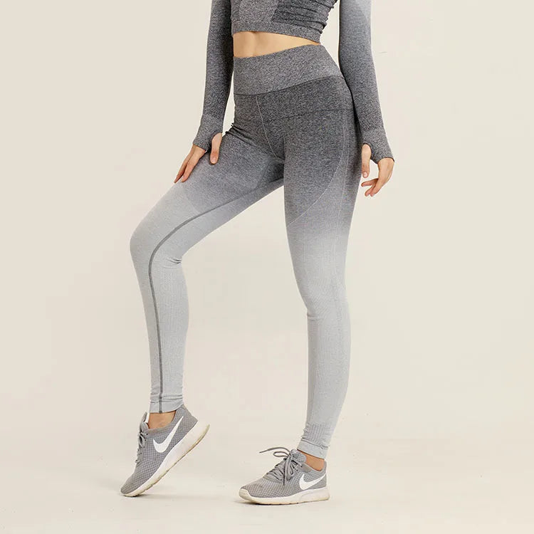 Conjunto deportivo de mujer con top corto y leggings