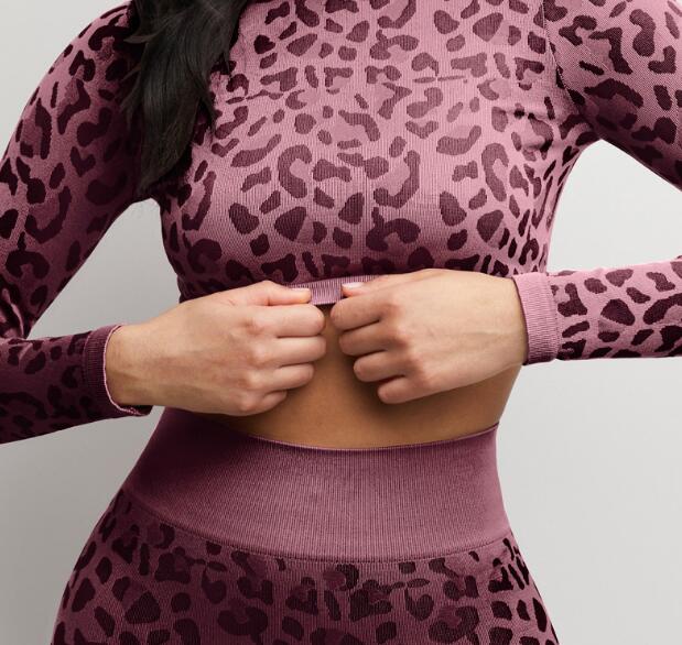 Conjunto de yoga de manga larga con estampado de leopardo para mujer