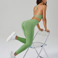 Conjunto de yoga para mujer de dos piezas con espalda descubierta, tirantes finos cruzados y diseño calado para deporte y fitness