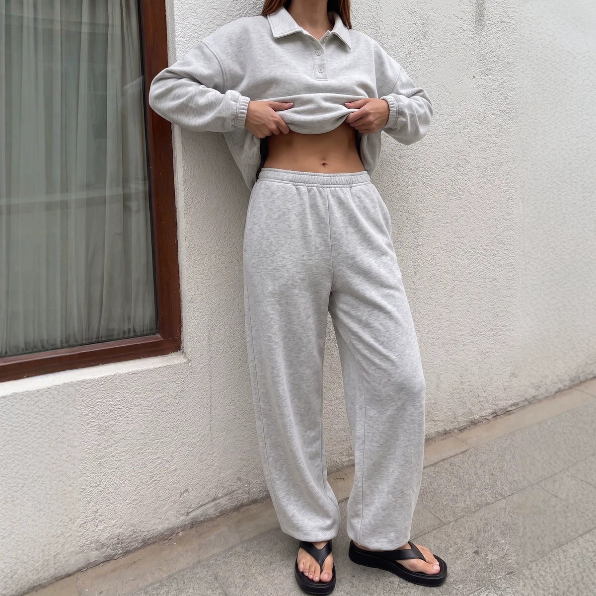 Conjunto deportivo con polo de manga larga y pantalón ancho