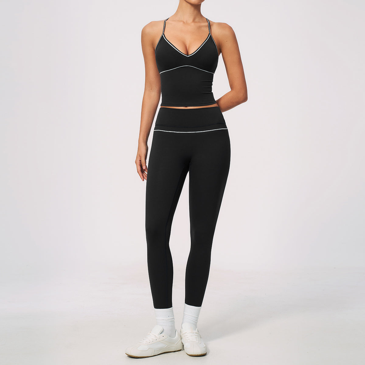 Conjunto deportivo de verano para mujer: top corto con cuello en V y leggings de cintura alta, con control de abdomen y diseño ajustado.