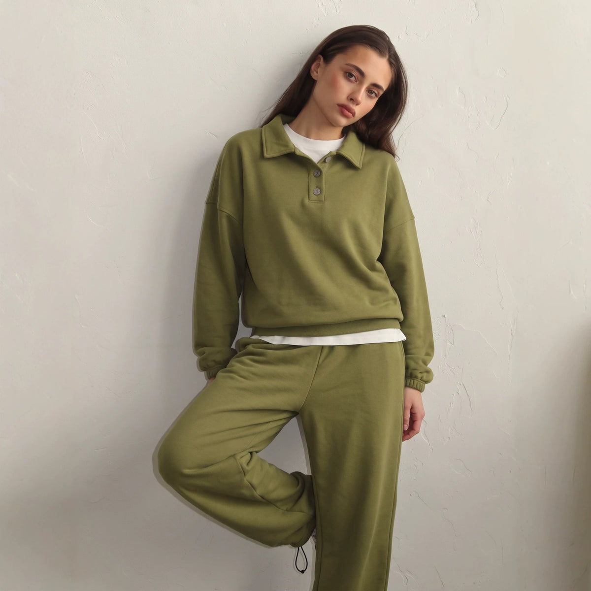 Conjunto deportivo con polo de manga larga y pantalón ancho