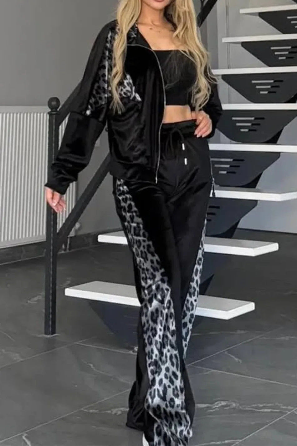 Conjunto deportivo de terciopelo con estampado de leopardo