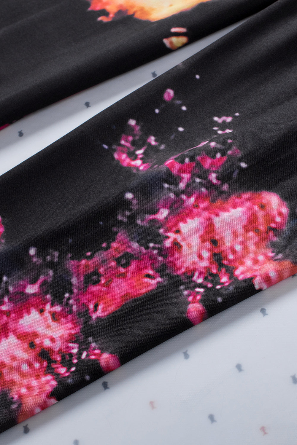 Leggings deportivos con aberturas y estampado tie-dye multicolor