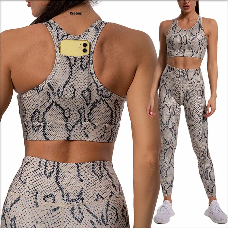 Conjunto deportivo de yoga con estampado de piel de serpiente