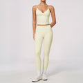 Conjunto deportivo de verano para mujer: top corto con cuello en V y leggings de cintura alta, con control de abdomen y diseño ajustado.
