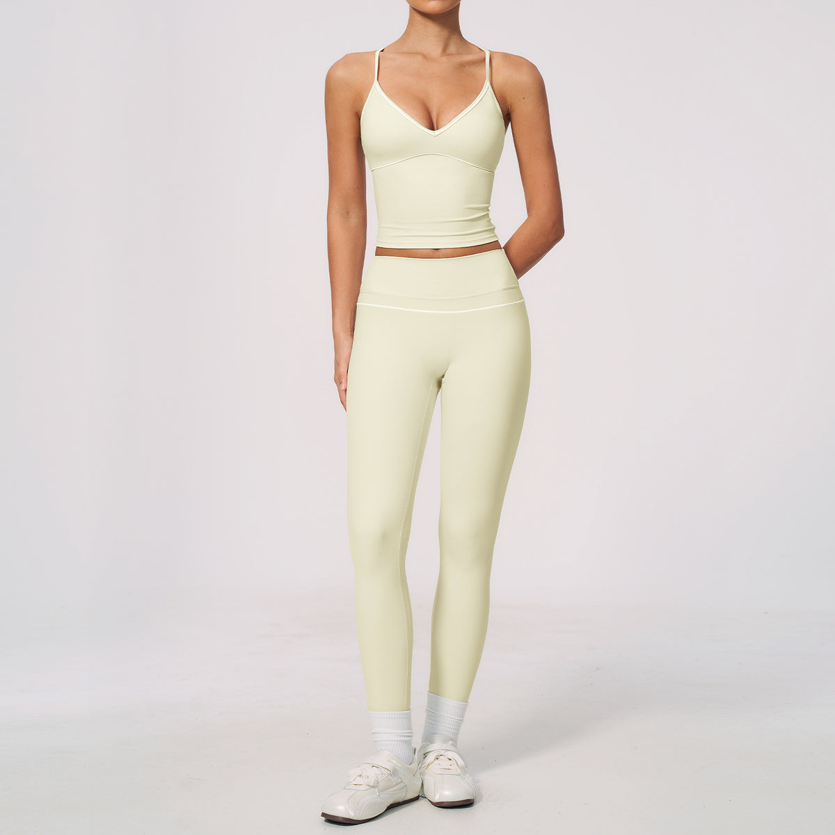 Conjunto deportivo de verano para mujer: top corto con cuello en V y leggings de cintura alta, con control de abdomen y diseño ajustado.