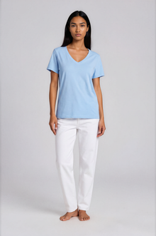 Camiseta básica premium de algodón orgánico – Cuello de pico mujer