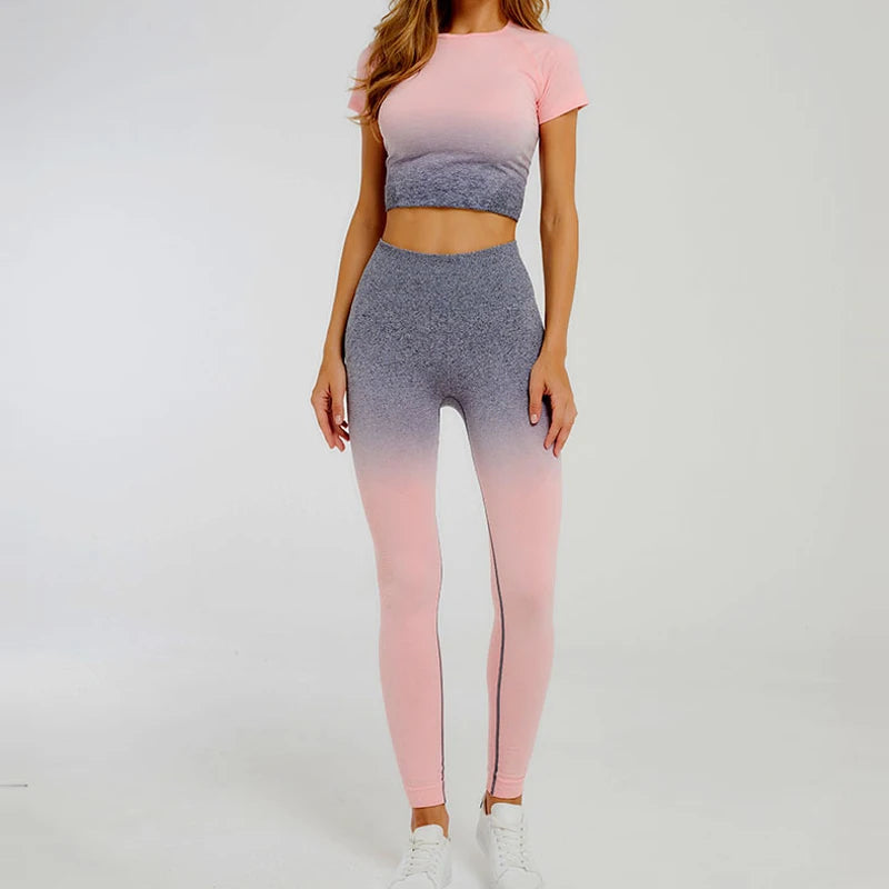 Conjunto deportivo de mujer con top corto y leggings