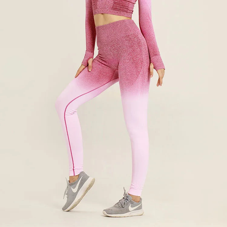 Conjunto deportivo de mujer con top corto y leggings