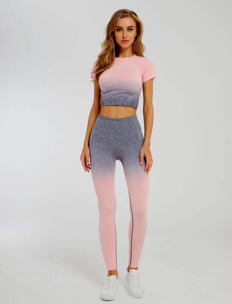 Conjunto deportivo de mujer con top corto y leggings